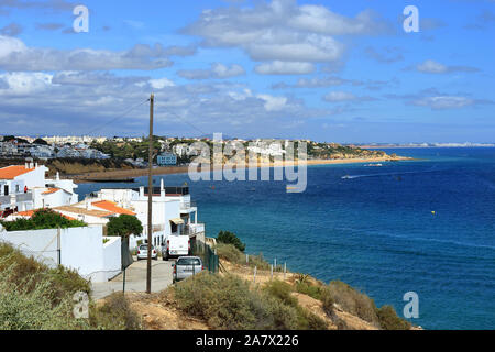 Ein Blick entlang der atlantischen Küste zu Praia Do Peneco und Albufeira Stockfoto