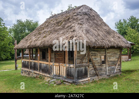 Altes Landhaus mit Reetdach in Oas Village Museum in Negresti-Oas Stadt im Kreis Satu Mare im Nordwesten von Rumänien Stockfoto