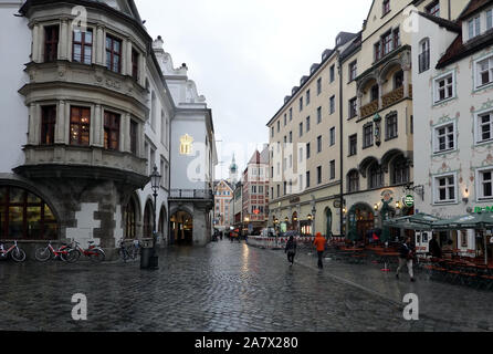 München. Bayern / Deutschland - 29 April 2019: Wahrzeichen von München Hofbräuhaus Bier Restaurant und Hard Rock Café am Platzl Platz an bewölkten Frühling sogar Stockfoto