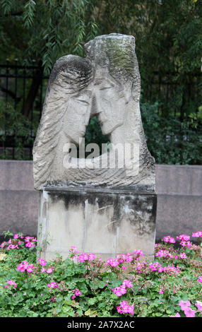 Stein Kunstwerke auf dem Gelände der Kirgisischen staatlichen Universität in Bischkek angezeigt Stockfoto