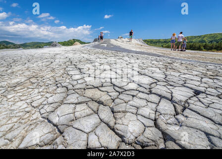 Vulcanii Noroiosi getrocknete Erde in Paclele Mari - berca Schlammvulkane geologischen und botanischen Reservierung in Scortoasa Gemeinde, Rumänien Stockfoto