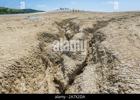 Land Vulcanii Noroiosi Paclele Formationen von Mari - berca Schlammvulkane geologischen und botanischen Reservierung in Scortoasa Gemeinde, Rumänien Stockfoto