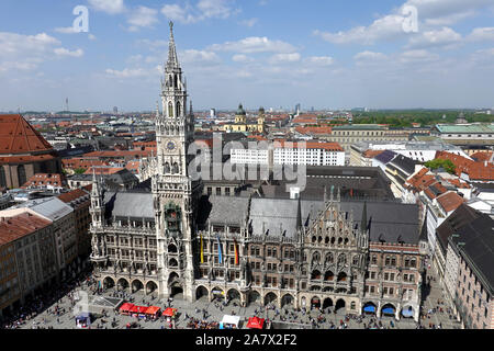Neues Rathaus und auf dem Marienplatz in München Blick vom Heiligen Petrus Glockenturm auf sonnigen Sommertag über Skyline Stockfoto