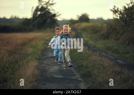 Zwei adorable Brüder, die auf der Landstraße Stockfoto
