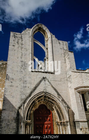 Eine dramatische blauer Himmel, gebleicht Stein und einem grossen roten Klappe vorhanden Lissabon, Portugal Carmo Kloster (in Portugiesisch, Convento do Carmo) runis, ein stark re Stockfoto