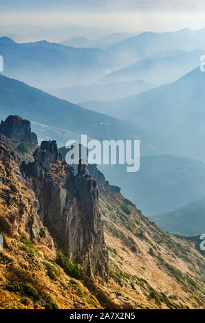 Herrliche Aussicht von Chornogora ridge, Ukraine. Scharfe Felsen von Spytsi Berg- und Blue Mountain Täler. Stockfoto