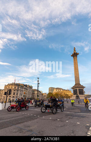 Oldtimer durch Westminster, London, Großbritannien zu Beginn der London gefahren nach Brighton Veteran Car Run im November 2019. Trafalgar Square Stockfoto