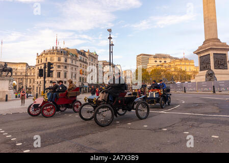 Oldtimer durch Westminster, London, Großbritannien zu Beginn der London gefahren nach Brighton Veteran Car Run im November 2019. Trafalgar Square Stockfoto