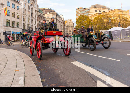 1902 Albion und 1904 Lanchester Oldtimer durch Westminster zu Beginn der London gefahren nach Brighton Veteran Car Run im November 2019. Stockfoto