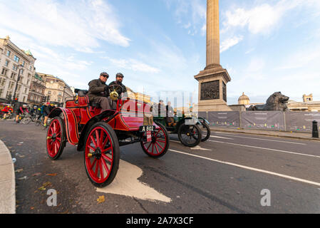 1902 Albion und 1904 Lanchester Oldtimer durch Westminster zu Beginn der London gefahren nach Brighton Veteran Car Run im November 2019. Stockfoto