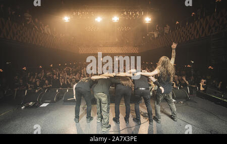 Kopenhagen, Dänemark. 01 st, November 2019. Die schwedische Death Metal Band Entombed A.D führt ein Live Konzert bei Vega in Kopenhagen. Hier ist die Band danken, die Massen von der Bühne. (Foto: Gonzales Foto - Nikolaj Bransholm). Stockfoto