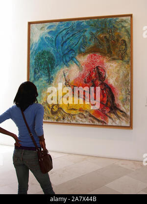 Eine junge Frau sieht eine Chagall Malerei in der Marc Chagall Museum, Nizza, Côte d'Azur, Frankreich Stockfoto