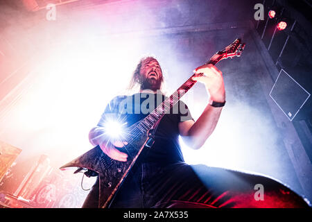 Kopenhagen, Dänemark. 01 st, November 2019. Die belgischen Death Metal Band Abgebrochen führt ein Live Konzert bei VEGA in Kopenhagen. Hier Gitarrist Ian Jekelis wird gesehen, live auf der Bühne. (Foto: Gonzales Foto - Peter Troest). Stockfoto