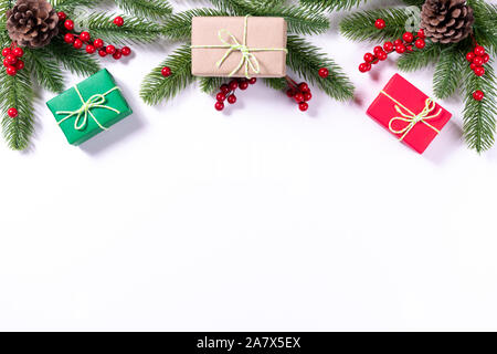 Weihnachten Komposition. Geschenke, Fir Tree Branches, roten Beeren auf weißem Hintergrund. Weihnachten, Winter, neues Jahr. Stockfoto