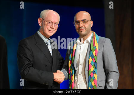 Konstanz, Deutschland. 04 Nov, 2019. Herman Van Rompuy (l), ehemaliger Premierminister von Belgien, vergibt den Bodensee Rat Preis im Gebäude des Rates zu Mohamed El Bachiri. El Bachiri verloren, sein Weib, in der Angriffe in Brüssel im Jahr 2016 und hat sich seit der friedlichen Koexistenz der Religionen in Europa ausgesprochen. Credit: Felix Kästle/dpa/Alamy leben Nachrichten Stockfoto