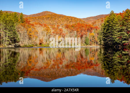 Herbst Farbe Reflexionen an Balsam Lake - Roy Taylor Wald in der nantahala National Forest, Kanada, North Carolina, USA Stockfoto