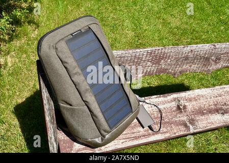 Sunnybag Iconic Solar Rucksack, in Sonne, Aufladen des Akkus, Handys und anderen tragbaren elektronischen Geräten mit Sonnenlicht, Browntown, Wisconsin, USA Stockfoto