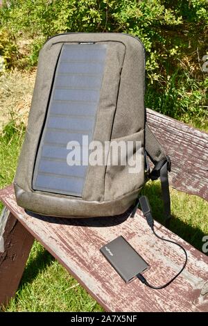 Sunnybag Iconic Solar Rucksack, in Sonne, Aufladen des Akkus, Handys und anderen tragbaren elektronischen Geräten mit Sonnenlicht, Browntown, Wisconsin, USA Stockfoto