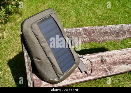 Sunnybag Iconic Solar Rucksack, in Sonne, Aufladen des Akkus, Handys und anderen tragbaren elektronischen Geräten mit Sonnenlicht, Browntown, Wisconsin, USA Stockfoto