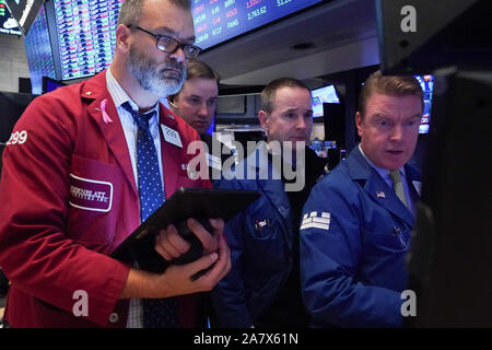 New York, NY, USA. 4 Nov, 2019. Händler arbeiten auf dem Boden an der schließenden Glocke von der Dow Jones Industrial Average an der New York Stock Exchange am 4. November 2019 in New York. Credit: Bryan Smith/ZUMA Draht/Alamy leben Nachrichten Stockfoto