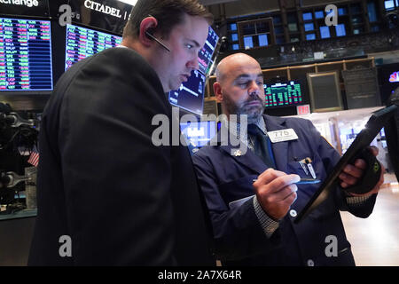 New York, NY, USA. 4 Nov, 2019. Händler arbeiten auf dem Boden an der schließenden Glocke von der Dow Jones Industrial Average an der New York Stock Exchange am 4. November 2019 in New York. Credit: Bryan Smith/ZUMA Draht/Alamy leben Nachrichten Stockfoto