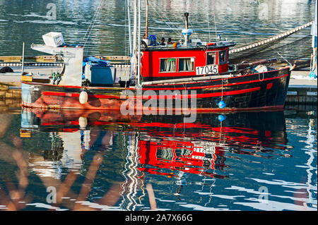Der kommerzielle Fischfang troller angedockt an die Arbeitsbühne in Sitka, Alaska, USA. Sitka ist ein Alaskan Stadt und Gemeinde in der Nähe von Juneau, der Hauptstadt. Stockfoto