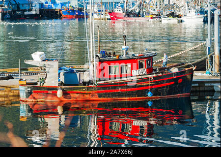 Der kommerzielle Fischfang troller angedockt an die Arbeitsbühne in Sitka, Alaska, USA. Sitka ist ein Alaskan Stadt und Gemeinde in der Nähe von Juneau, der Hauptstadt. Stockfoto
