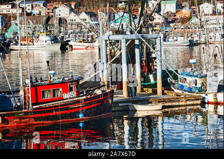 Der kommerzielle Fischfang troller angedockt an die Arbeitsbühne in Sitka, Alaska, USA. Sitka ist ein Alaskan Stadt und Gemeinde in der Nähe von Juneau, der Hauptstadt. Stockfoto