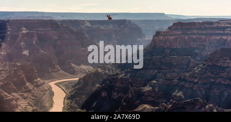 Hubschrauber über dem Grand Canyon Stockfoto