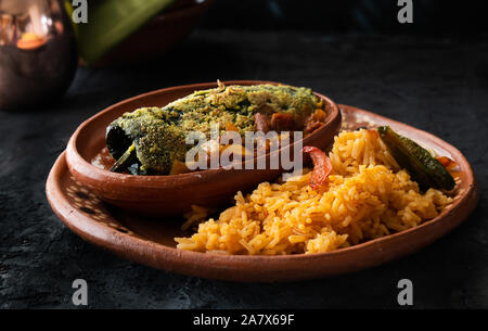 Chilles rellenos und mexikanische Reis in der traditionellen Ton Teller serviert Stockfoto