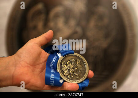 Athen, Griechenland. 4 Nov, 2019. Die neue Medaille für die Athen Marathon, den Griechischen Maler Alekos Fasianos konzipiert, wurde in Athen, Griechenland, am 4, 2019 präsentiert. Die Athen Marathon findet am 9. November und 10. Für die 37th edition. Einen neuen Rekord von 60.000 Läufern aus 120 Ländern und Regionen werden sich beteiligen. Credit: Marios Lolos/Xinhua/Alamy leben Nachrichten Stockfoto