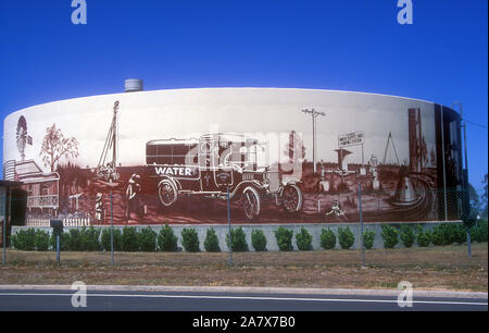 Wandbild auf großen Wassertank, MILLMERRAN, Queensland, Australien. Kunstwerke von Jon Anzeichen von TOOWOOMBA. Stockfoto