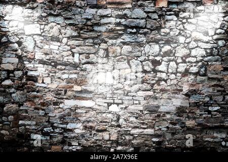 Schöne Strahler an einer alten und verwitterten Mauer glänzend Stockfoto