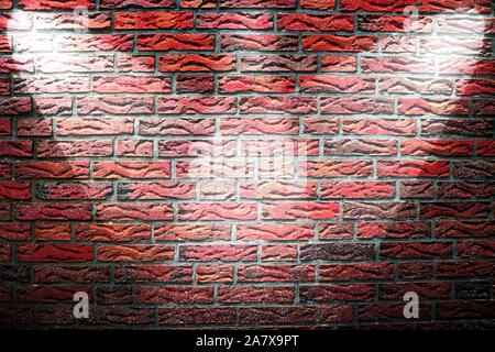 Schöne Strahler an einer alten und verwitterten Mauer glänzend Stockfoto