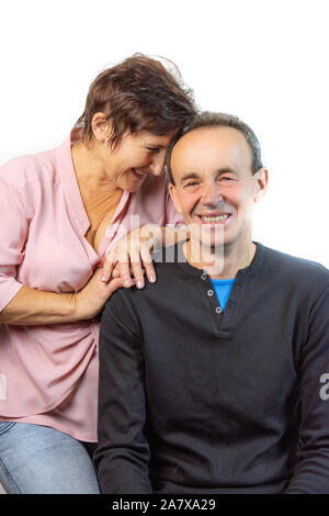 Gerne älteres Paar in der Liebe. Auf weissem Hintergrund. Familie Stockfoto
