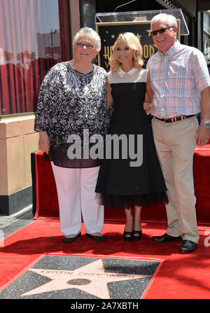 LOS ANGELES, Ca - 24. JULI 2015: Kristin Chenoweth & Eltern auf dem Hollywood Blvd, wo Chenoweth mit den 2.555 th Stern auf dem Hollywood Walk of Fame geehrt wurde. © 2015 Paul Smith/Featureflash Stockfoto