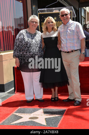 LOS ANGELES, Ca - 24. JULI 2015: Kristin Chenoweth & Eltern auf dem Hollywood Blvd, wo Chenoweth mit den 2.555 th Stern auf dem Hollywood Walk of Fame geehrt wurde. © 2015 Paul Smith/Featureflash Stockfoto