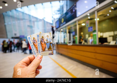 Besucher, die zwei Eintrittskarten in der Nähe der Kassen/Group Tours in den Vatikanischen Museen die Vatikanischen Museen, Rom, Italien Stockfoto