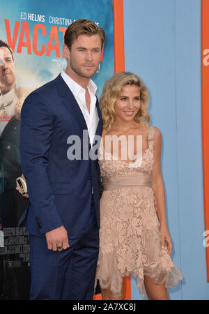 LOS ANGELES, Ca - 27. JULI 2015: Chris Hemsworth & Frau Elsa Pataky bei der Premiere seines Films "Urlaub" im Regency Dorf Theater, Westwood. © 2015 Paul Smith/Featureflash Stockfoto