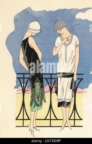 Frau in casino Kleid aus schwarzem Samt, und rauchende Frau in weißem Satin crepe Kleid mit schwarzen Gürtel. Papierkörbe pochoir (Schablone) Lithographie von der Französischen luxus Mode Magazin Kunst, Gicht, Beauté, 1925. Stockfoto