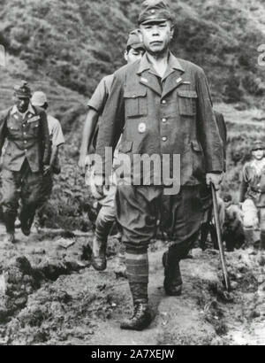 General Yamashita, Commander, japanische Kräfte, 'Tiger von Malaya", und seine Mitarbeiter gehen Sie den Wanderweg zum US-Streitkräfte in Nord-luzon, durch Co 'ICH' besetzt, 128. inf Regt, 32nd Division. September 2, 1945 Stockfoto