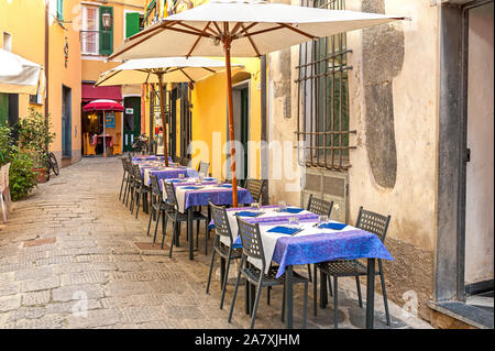 Sitzgelegenheit für Restaurant in Gasse Stockfoto