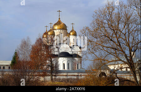 Foto einer alten christlichen Kloster mit goldenen Kuppeln in der russischen Stadt Stockfoto