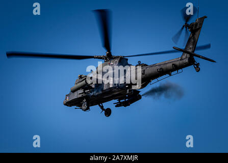 1-3 rd Angriff Reconnaissance Bataillon unterstützt französischen und US-amerikanischen Bodentruppen während Live Fire Training als Teil von Dragoon bereit, auf grafenwöhr Training Area. Im Bild: Ein AH-64 feuert eine Rakete (U.S. Armee Foto von Maj. Robert Fellingham) Stockfoto