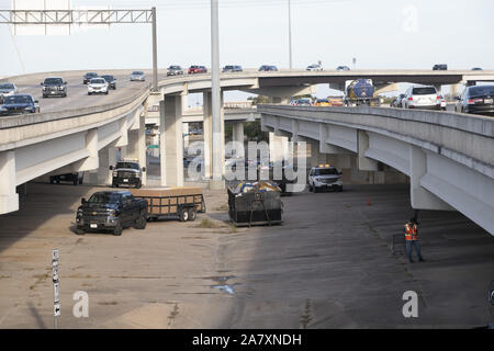 Austin, Texas, USA. 4 Nov, 2019. Texas Highway Abt. Arbeitnehmer Reinigung der Vorfahrt am US-Highway 290 West an einem Obdachlosen camp wie von Texas reg bestellt. Greg Abbott. Es gibt 17 Standorte identifiziert, die in der nächsten Woche gereinigt werden. Credit: Bob Daemmrich/ZUMA Draht/Alamy leben Nachrichten Stockfoto