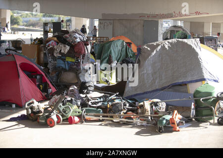 Austin, Texas, USA. 4 Nov, 2019. Schmutz Würfe eine obdachlose Camp am Highway 290 West in Austin vor einem Texas Highway Department Bereinigung durch Reg bestellt. Greg Abbott am Montag. Es gibt 17 Seiten rund um die Hauptstadt zum Aufräumen bestellt. Credit: Bob Daemmrich/ZUMA Draht/Alamy leben Nachrichten Stockfoto