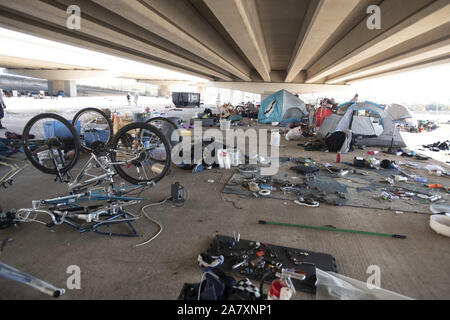 Austin, Texas, USA. 4 Nov, 2019. Schmutz Würfe eine obdachlose Camp am Highway 290 West in Austin vor einem Texas Highway Department Bereinigung durch Reg bestellt. Greg Abbott am Montag. Es gibt 17 Seiten rund um die Hauptstadt zum Aufräumen bestellt. Credit: Bob Daemmrich/ZUMA Draht/Alamy leben Nachrichten Stockfoto