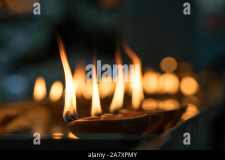 Öl lampe während hinduistische religiöse Fest aus Ton Vielzahl häufig in den Häusern und in den Tempel gefunden werden Stockfoto