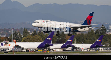 Richmond, British Columbia, Kanada. 10 Okt, 2019. Ein Delta Air Lines Boeing757-200 (N 664 DN) Single-Aisle-Jet Airliner landet auf Vancouver International Airport. Credit: bayne Stanley/ZUMA Draht/Alamy leben Nachrichten Stockfoto