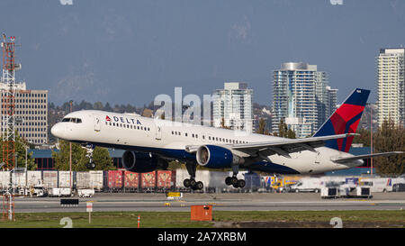 Richmond, British Columbia, Kanada. 10 Okt, 2019. Ein Delta Air Lines Boeing757-200 (N 664 DN) Single-Aisle-Jet Airliner landet auf Vancouver International Airport. Credit: bayne Stanley/ZUMA Draht/Alamy leben Nachrichten Stockfoto